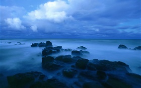 夕暮れ、海、海岸、岩、雲、青スタイル