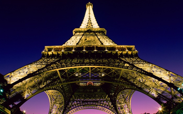 エッフェル塔は、ルックアップ、ライト、夜、パリ、フランス 壁紙 ピクチャー