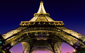 エッフェル塔は、ルックアップ、ライト、夜、パリ、フランス
