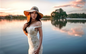 川辺での少女、帽子
