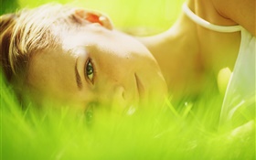 少女は草の中に横たわっていた、緑 HDの壁紙