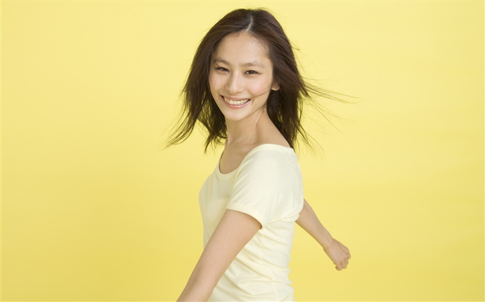 幸せなアジアの女の子、黄色の背景 壁紙 ピクチャー