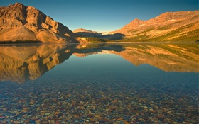 湖、澄んだ水、山、太陽の光、夕暮れ HDの壁紙