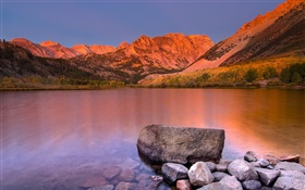 湖、澄んだ水、石、山、夕暮れ HDの壁紙