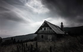 夜、古い木の家、黒、白スタイル