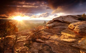 岩、山、雲、日没、太陽の光 HDの壁紙
