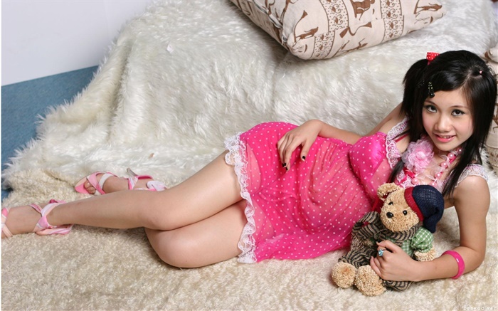 スマイルピンクのドレスアジアの女の子、ベッド、おもちゃ 壁紙 ピクチャー