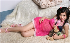 スマイルピンクのドレスアジアの女の子、ベッド、おもちゃ HDの壁紙