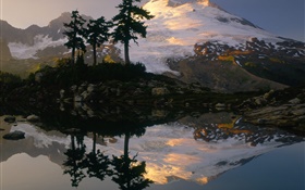 雪の山、木、湖、水の反射、夕暮れ HDの壁紙