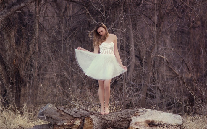 白いドレスの女の子、森、孤独 壁紙 ピクチャー