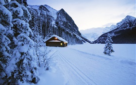 冬、厚い雪、家、夕暮れ HDの壁紙