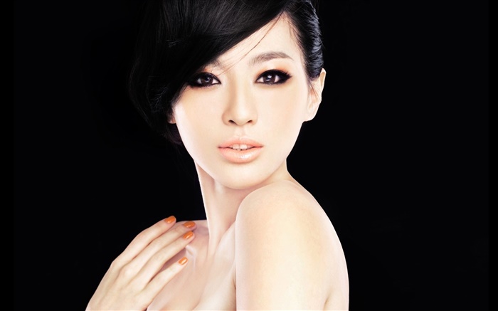 アジアのモデルの女の子、顔、目、手、黒の背景 壁紙 ピクチャー