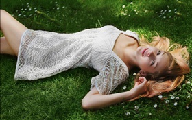 美しい少女横たわっ草、白いドレス、姿勢