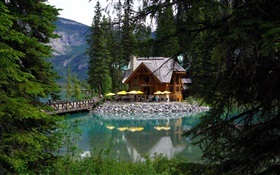 カナダ、エメラルド湖、ヨーホー国立公園、森、湖、家 HDの壁紙