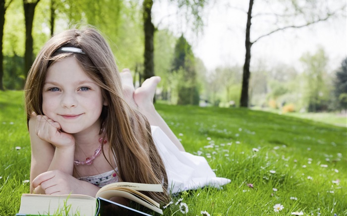 草の中にかわいい女の子、本を読んで 壁紙 ピクチャー
