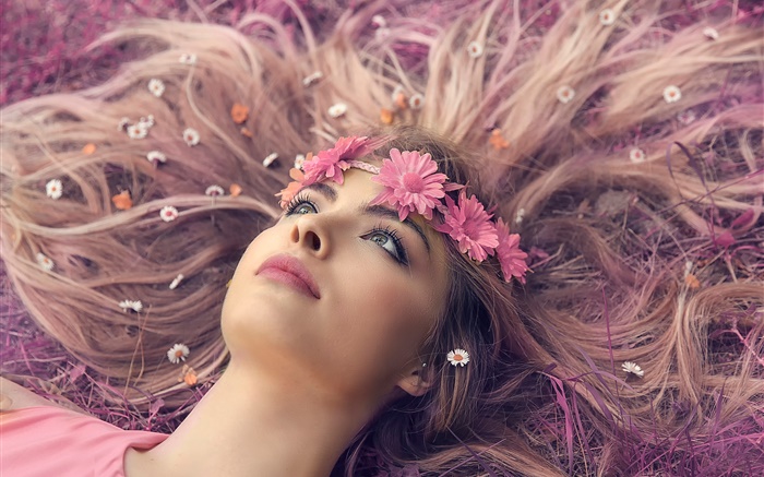少女は地面、唇、花輪、花、長い髪を横たわっ 壁紙 ピクチャー
