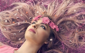 少女は地面、唇、花輪、花、長い髪を横たわっ