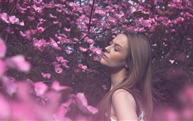 ピンクの花の世界で長い髪の少女 HDの壁紙