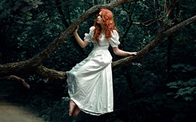 赤髪の少女、白いドレス、森、木 HDの壁紙