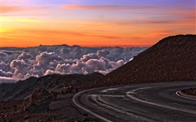 道路、山、赤い空、雲、夕日 HDの壁紙