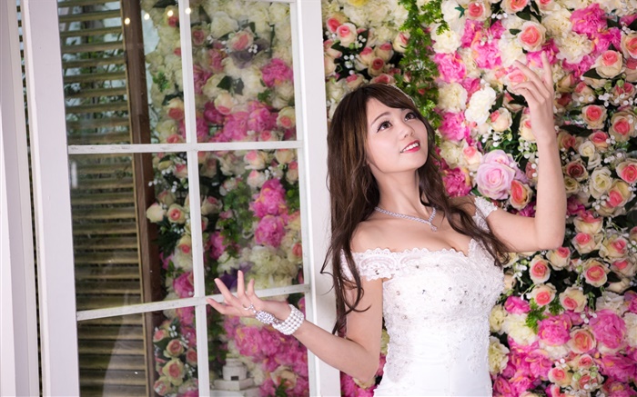 スマイルアジアの女の子、白いドレス、花の背景 壁紙 ピクチャー
