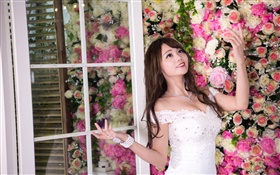 スマイルアジアの女の子、白いドレス、花の背景 HDの壁紙