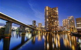 東京、日本、都市、夜、湾、水の反射、高層ビル、ライト HDの壁紙