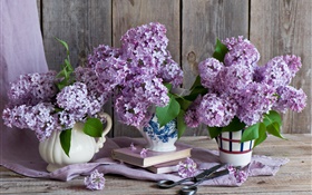 花瓶、ライラック、紫色の花、書籍、はさみ