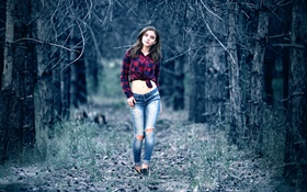 神秘的な森、歩行、ジーンズ、中央部、シャツの若い女の子 HDの壁紙