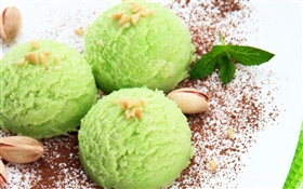 グリーン色のアイスクリーム、ナッツ、甘い食べ物