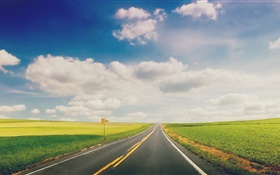 緑の草、道路、高速道路、雲