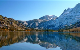 湖、山、空、木、秋、水の反射 HDの壁紙