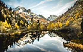 湖、山、木、雲、水の反射 HDの壁紙