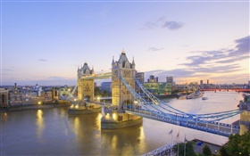 タワーブリッジ、テムズ川、夕暮れ、ロンドン、イングランド