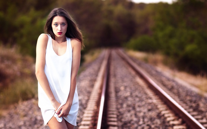 鉄道で白いドレスの少女 壁紙 ピクチャー