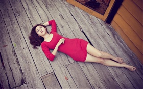 木製の床に横たわっているアジアの女の子、赤いドレス HDの壁紙