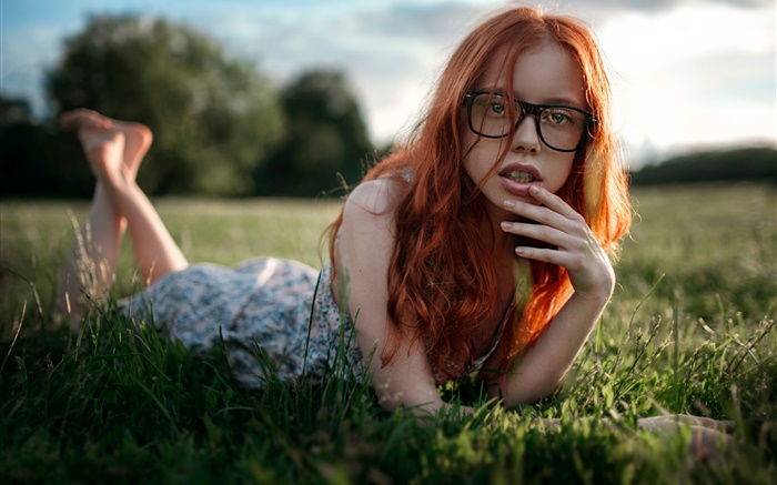 赤い髪の少女草、眼鏡を横たわっ 壁紙 ピクチャー