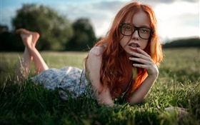 赤い髪の少女草、眼鏡を横たわっ HDの壁紙