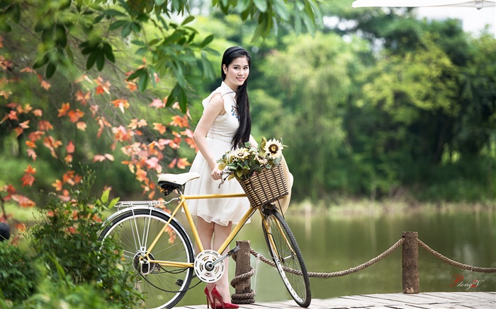 アジアの女の子、白いドレス、自転車、公園スマイル 壁紙 ピクチャー