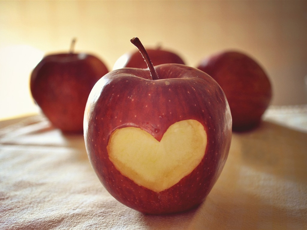 赤いリンゴ、愛の心 1024x768 壁紙 背景画像