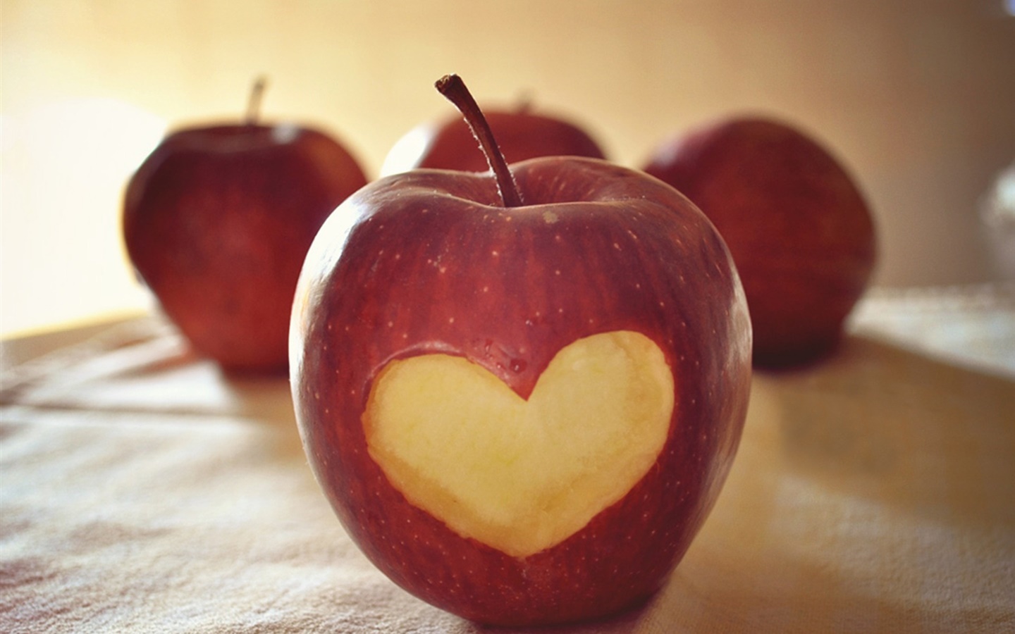 赤いリンゴ、愛の心 1440x900 壁紙 背景画像