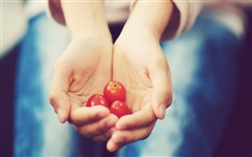 手に小さなトマト