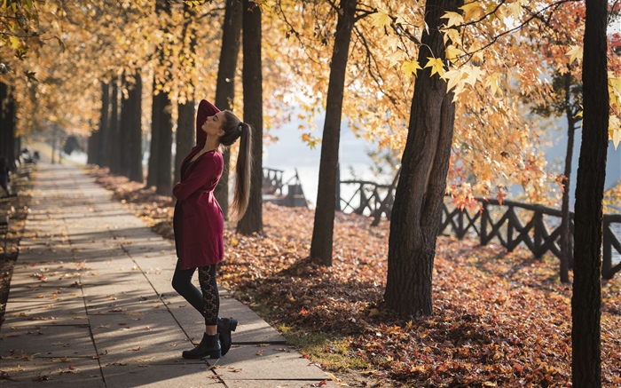 赤い服の女の子、踊り、公園、木々、秋 壁紙 ピクチャー