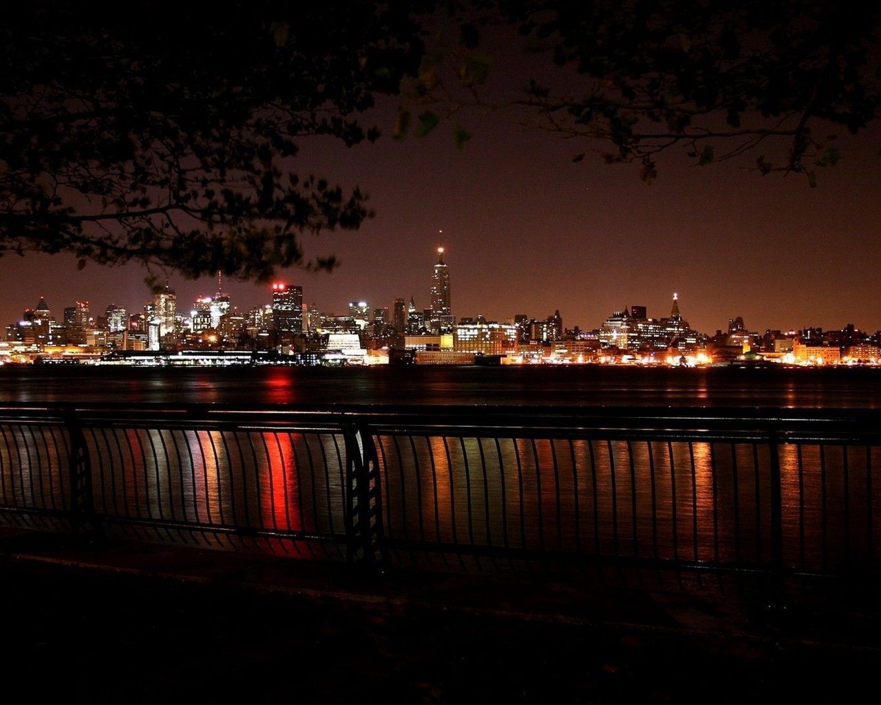 街の夜、明かり、川 1280x1024 壁紙 背景画像