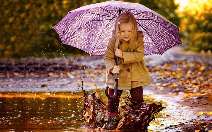 かわいい女の子、水、傘を演奏します 壁紙 ピクチャー